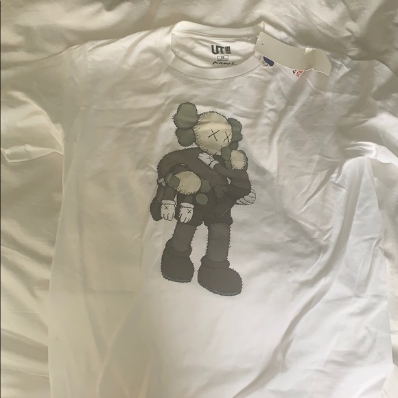 KAWS uniqlo shirt - Picture 2 of 8